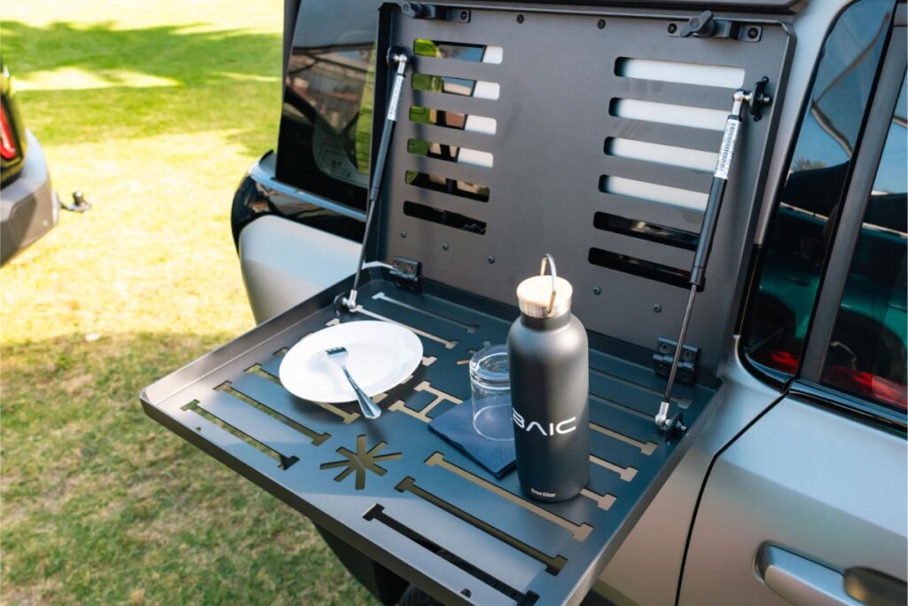 Side window rack table accessory fitted to a BAIC B30 SUV